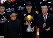 关于关键比赛捧冠军杯，球王成全队大腿的信息