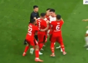 比赛中双方球员互相拼抢激烈，场面紧张 