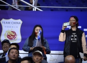 体育竞技场面激烈紧张，观众眼前一亮 